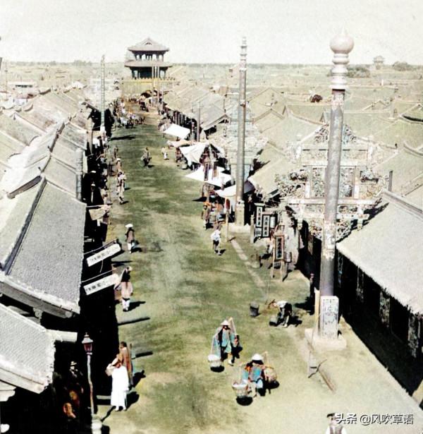 1904年的奉天（今瀋陽）中街，鐘鼓樓邊的街市熱鬧繁華