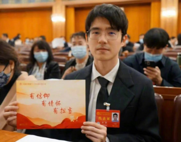 劉昊然現身文代會,氣質溫文爾雅,不愧是體制內相親物件的天花板 劉昊然現身文代會,氣質溫文爾雅,不愧是體制內相親物件的天花板