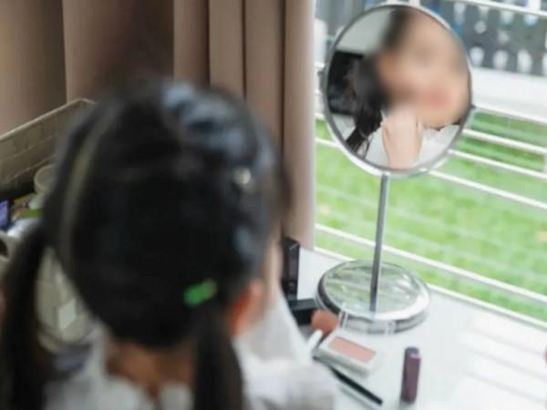 5歲女童教你化純欲蜜桃妝,美妝博主低齡化,別讓粉墨遮掩純真美 5歲女童教你化純欲蜜桃妝,美妝博主低齡化,別讓粉墨遮掩純真美