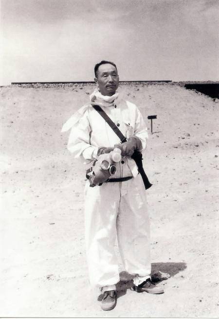 1964年10月13日,我國第一顆原子彈爆炸前三天,戈壁中出現了國軍 1964年10月13日,我國第一顆原子彈爆炸前三天,戈壁中出現了國軍