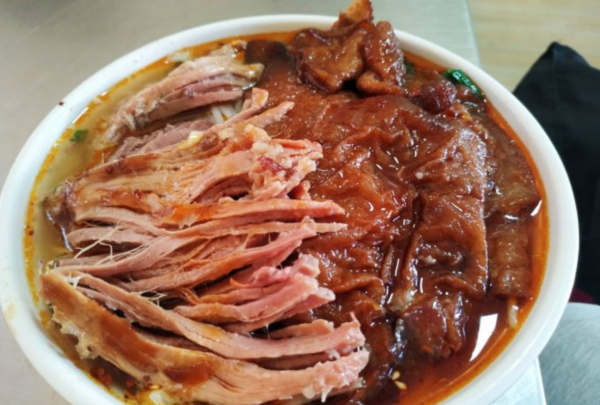 雲南農貿市場的小吃主角,10小時熬到骨肉分離,配米線才賣8塊錢 雲南農貿市場的小吃主角,10小時熬到骨肉分離,配米線才賣8塊錢