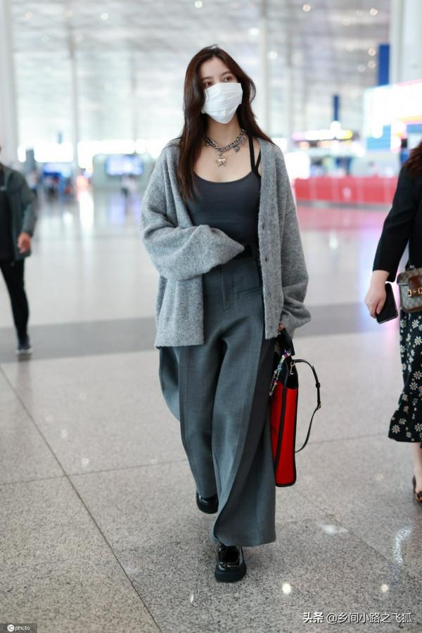 宋妍霏長髮披肩溫婉現身 身著黑色背心搭毛絨外套休閒隨性