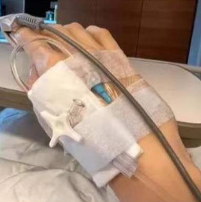 51歲李嘉欣透露ICU搶救48小時，網友：臉腫成熊黛林