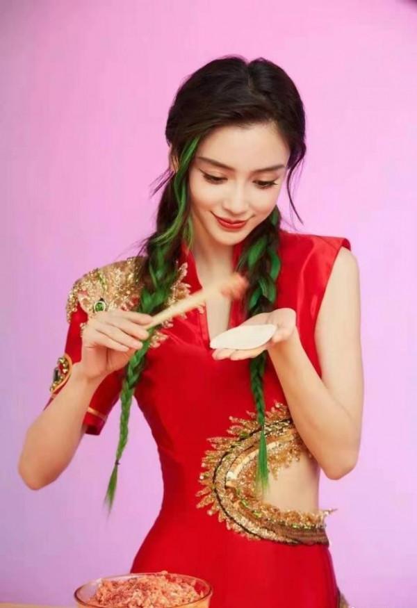 楊穎離婚後首個大片，徹底放開秀身材，換髮色重回少女時代