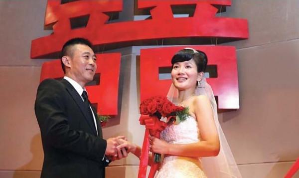 著名演員潘雨辰：與侯勇離婚後，染霜的玫瑰帶淚開