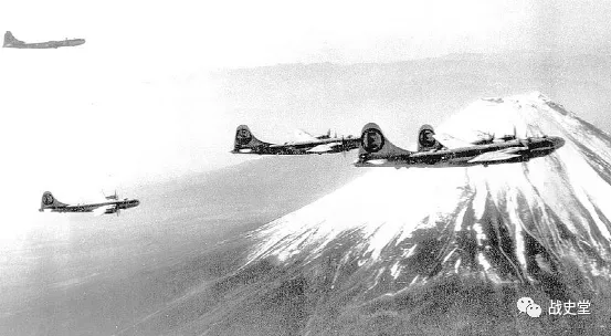 B-29機組火攻日本親歷記！天上能聞到焦味，曾在地面誤投彈