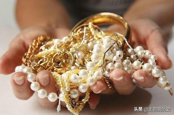 民間故事：女子賣缸，全家死光！三年後，一隻雞揭開這樁驚天冤案