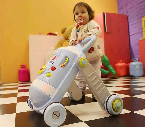 學步工具哪個靠譜？爸媽鍛鍊寶寶學步，遵循大運動發育