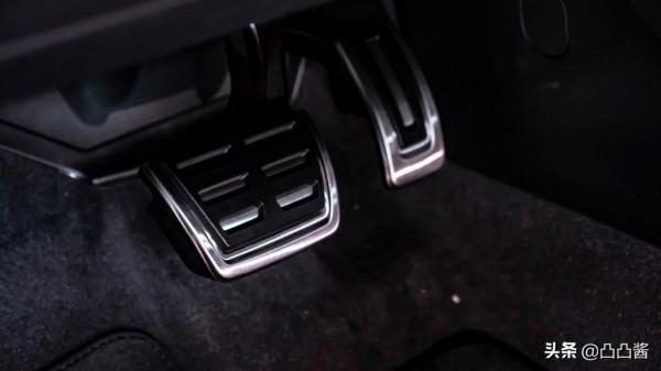 奧迪A3升級運動方向盤+金屬踏板，下個月發工資了我肯定這樣改