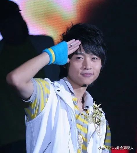 娛樂圈的“男性楷模”，沈騰與老婆相愛18年，小瀋陽爆紅依舊寵妻