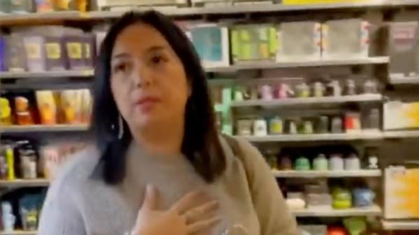 美國女子懷疑黑人小夥偷手機 在包裡找到後道歉:我只是嚇壞了 美國女子懷疑黑人小夥偷手機 在包裡找到後道歉:我只是嚇壞了