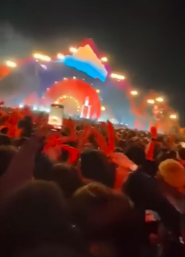 美頂流歌手演唱會煽動狂歡致8人被踩死!目擊者:他邊唱邊看人死 美頂流歌手演唱會煽動狂歡致8人被踩死!目擊者:他邊唱邊看人死