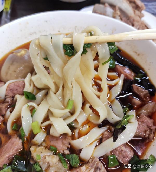 一直不溫不火的板面，加了個牛排咋就這麼受歡迎了呢