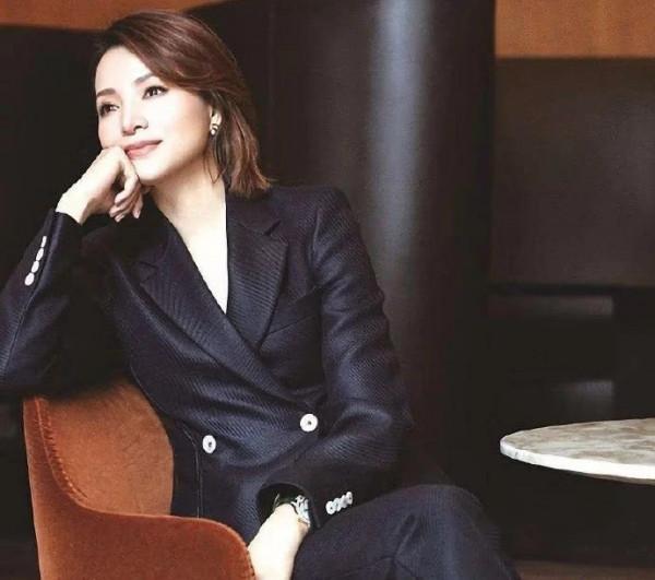 想學高階優雅的穿衣品味，還是要看董卿，每一套都暗藏細節