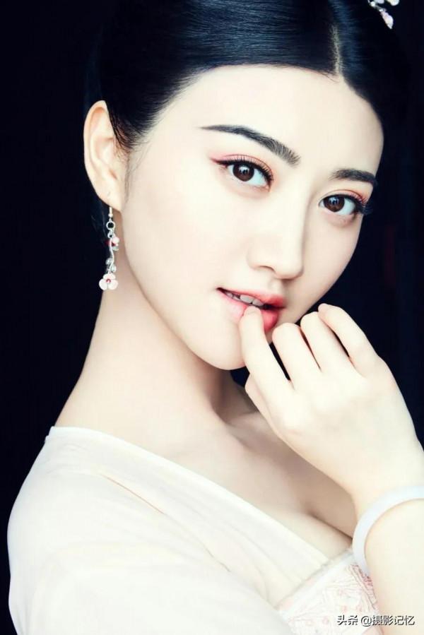 景甜：優雅大方