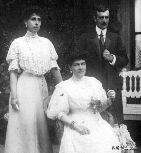 痛恨包辦婚姻想要嫁給愛情，梅麗塔有幸都嘗試了一番，卻鬱鬱而終