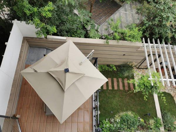 心之嚮往，是有個下沉式庭院，鋪防腐木不封頂，養花休閒又省了錢