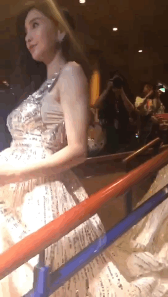 男星走紅毯有風險！幫女星提裙顯情商，吳京直男、沈騰杜江太尷尬