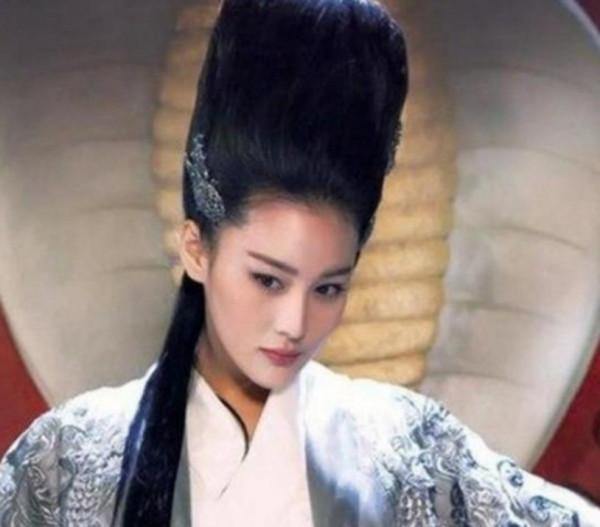 明星古裝尷尬史：頭頂風扇、餃子都算好的，有些太誇張真忍不了