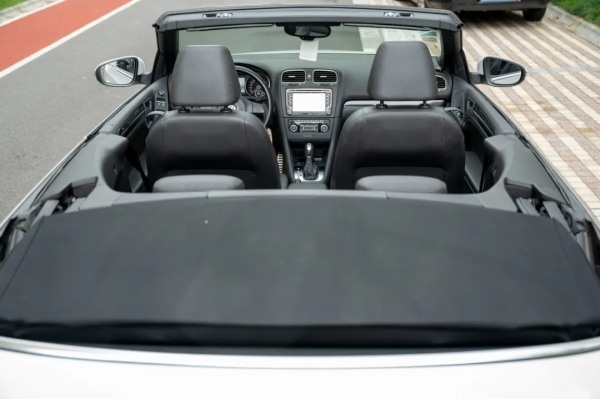 二手敞篷高爾夫:秋高氣爽需好車相伴,十二萬出頭的個性之選 二手敞篷高爾夫:秋高氣爽需好車相伴,十二萬出頭的個性之選