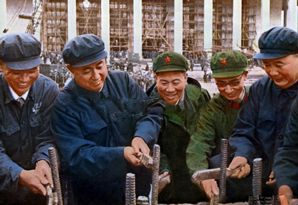 77年，毛主席紀念堂開門當天爆滿，中央：以後每天只開4小時