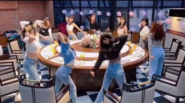 一群女生聚餐，圍著飯桌跳舞，這類影片火起來，來龍去脈是這樣