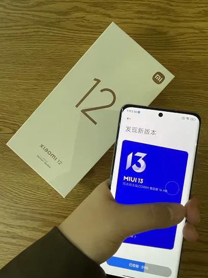 5分鐘18億！Xiaomi 12真的高階起來了，外國網友：比13還香