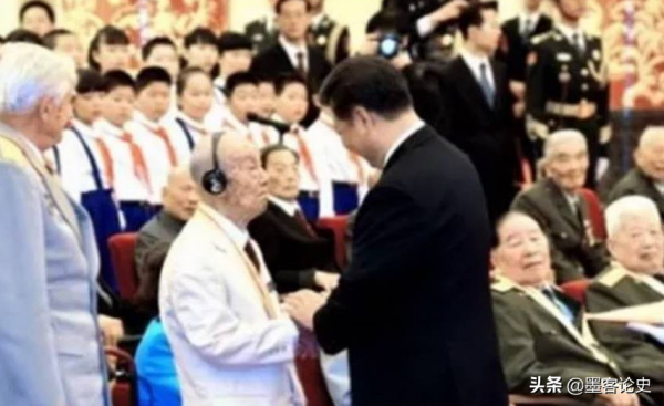 5年前,一日本老頭佩戴勳章來韶山,面向主席銅像哽咽:我是您的兵