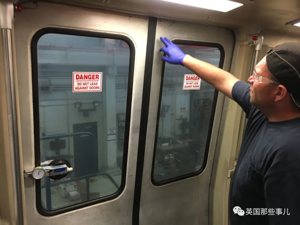 人下車了狗還在車上!她拴著狗繩,被行駛的列車拖行致死 人下車了狗還在車上!她拴著狗繩,被行駛的列車拖行致死