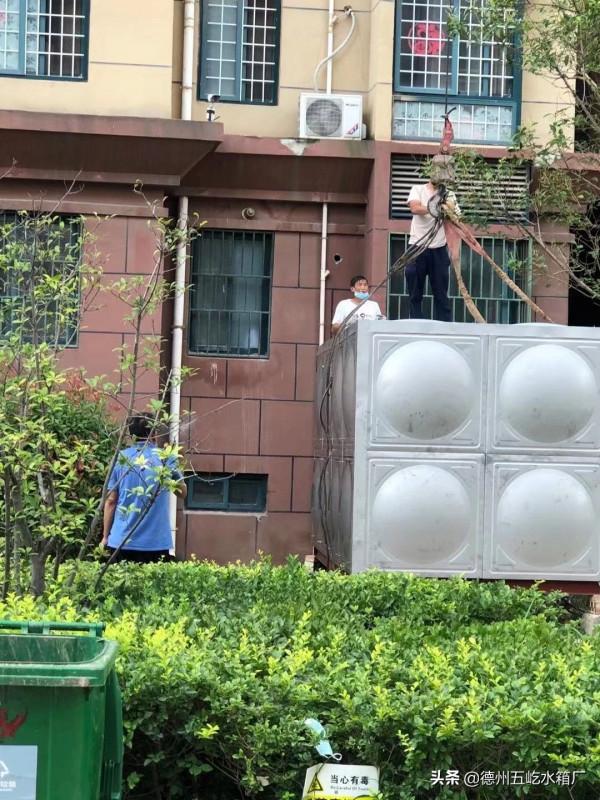 16立方不鏽鋼消防水箱吊裝現場