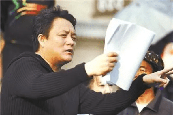 “最美孟婆”嶽麗娜：25歲嫁初戀，被老公捧上位，結婚22年生3子