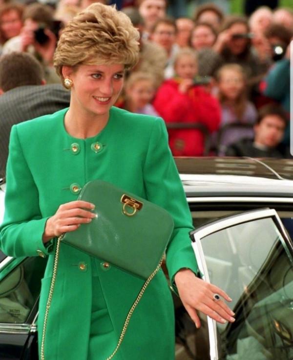 戴安娜下狠手：離婚掏空查爾斯家底，還用計謀讓卡米拉當不成王后