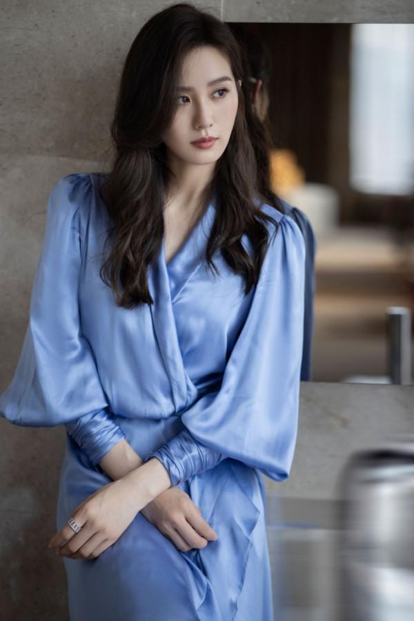 劉詩詩當媽後氣質更高階，穿緞面裙優雅又貴氣，同齡人中拔尖