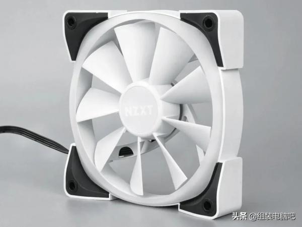 穩壓 i9 12900K！恩傑海妖 Z73 RGB 白色水冷評測