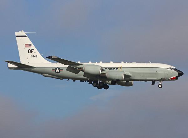 美軍偵察機降落英國，差點“狗吃屎”，發動機受損，高層下令徹查