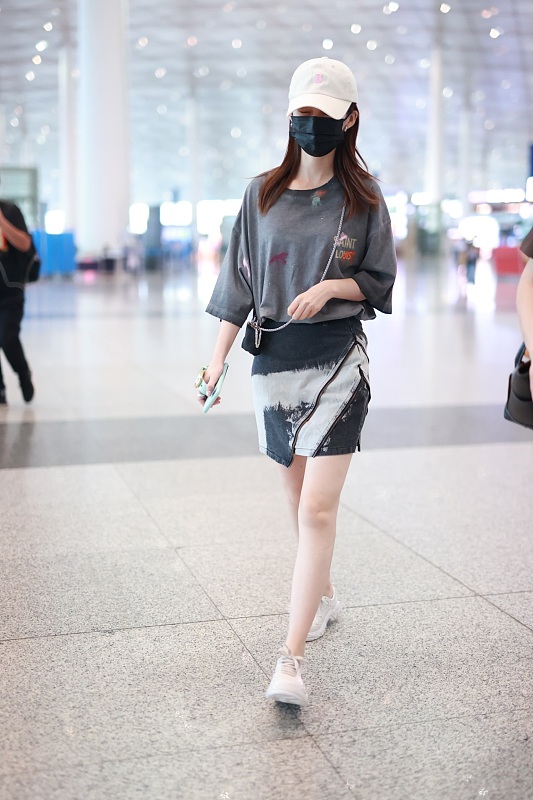 李沁真美，淺藍色襯衫配牛仔短裙，清新時尚很有格調