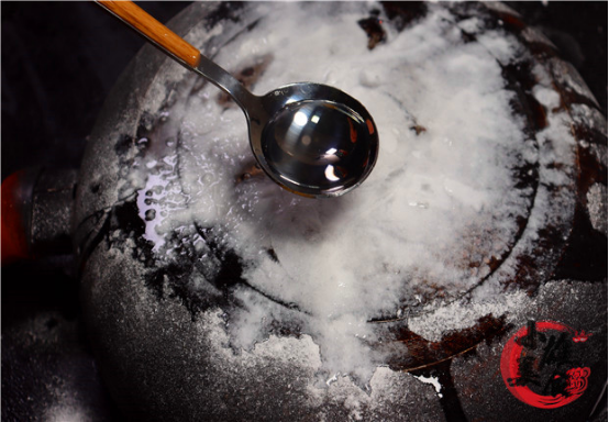 家裡炒菜鍋用久了，又黑又髒，教你用一個口罩，鍋底立馬變新