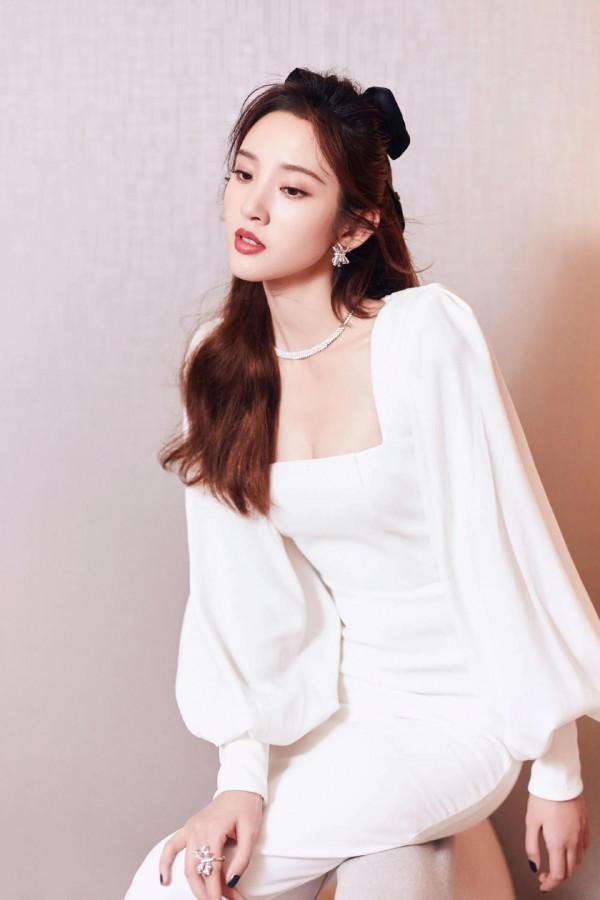 唐藝昕奶白色長裙