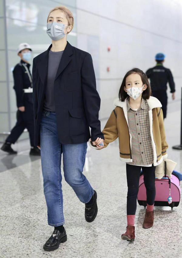 &OpenCurlyDoubleQuote;孫莉&rdquo;帶小女兒走機場，一頭金髮搭配黑色西裝，辣媽氣場全開