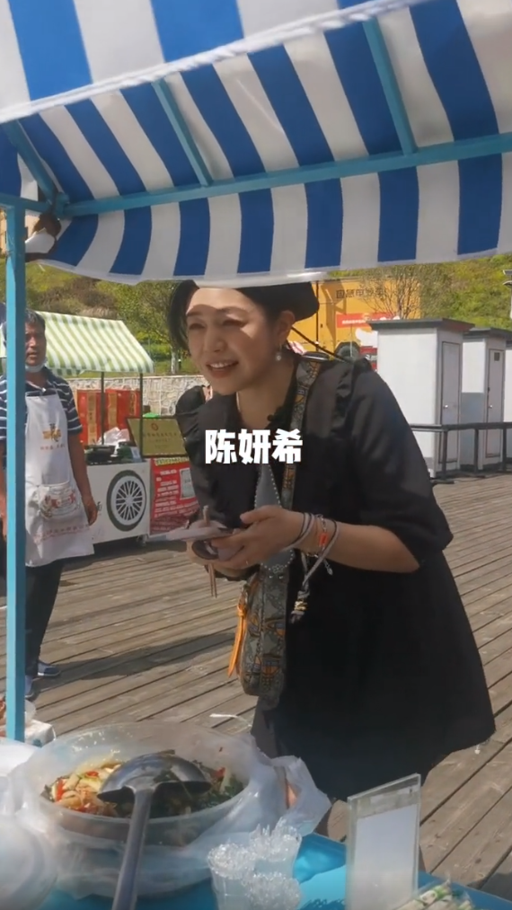 陳妍希買小吃被路人偶遇，生圖比精修胖一圈，因未付錢遭老闆吐槽