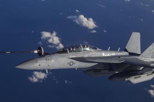 殲16D亮相讓美國不甘心？F22掛神秘吊艙，或與電子戰有關
