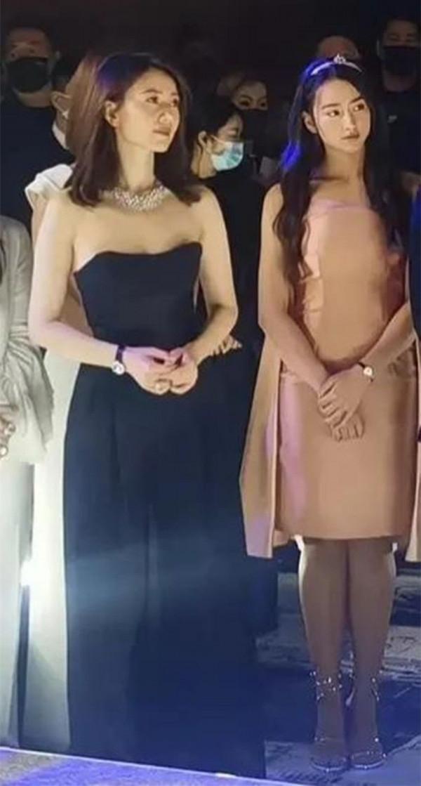 高圓圓素顏老態呈現在鏡頭，臉頰兩側凹下去，但42歲還這麼漂亮