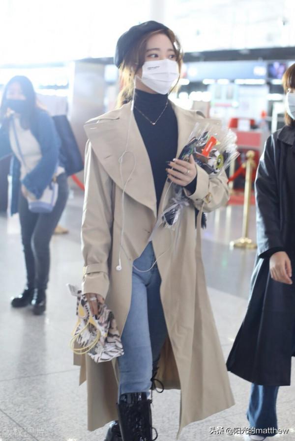 張紫寧街拍:戴帶蓓蕾清新時尚,把玩禮物專心致志 張紫寧街拍:戴帶蓓蕾清新時尚,把玩禮物專心致志