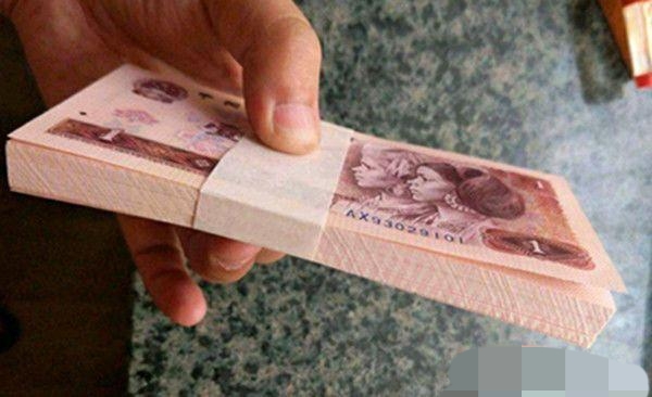 奶奶過大壽,當場送給孫子一百元,大家都十分羨慕 奶奶過大壽,當場送給孫子一百元,大家都十分羨慕