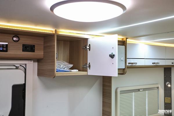 2張大床、2個廚房！實拍宇晨網紅四號大額頭輕卡房車
