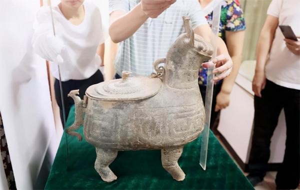 廣西老農抓狐狸發現麒麟尊，商販出價200萬被拒，上交後得200元