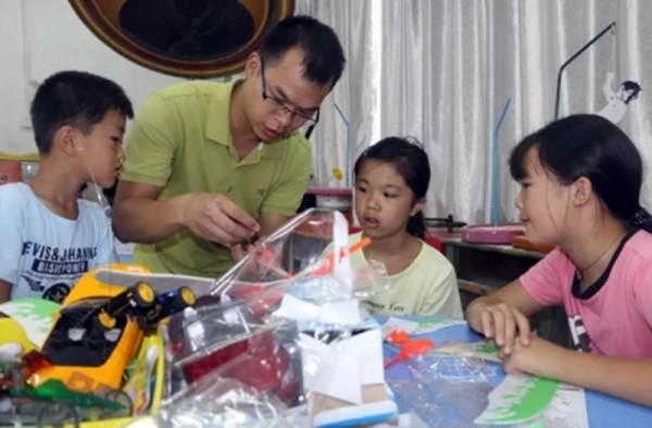 家裡一面牆貼滿了娃的獎狀,媽媽卻開心不起來,是我也高興不了 家裡一面牆貼滿了娃的獎狀,媽媽卻開心不起來,是我也高興不了