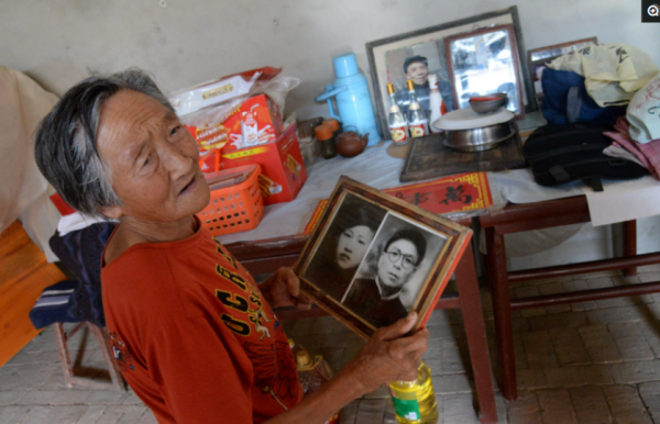 離異農婦拾荒20年把養子供出國，今偷偷花3千元買棺材