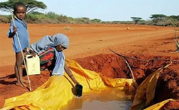 中國紅生命藍：我國維和部隊幫忙非洲人打水井，終於不用喝泥巴水