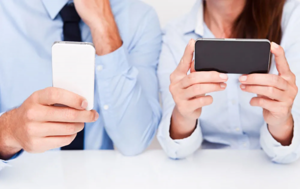 跟著有錢人走，小而美手機的最好歸宿？